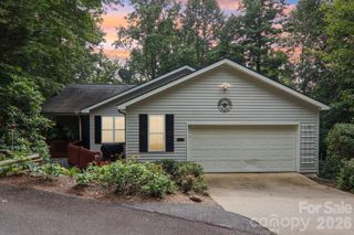 702 Cinnamon Way, Flat Rock, NC 28731