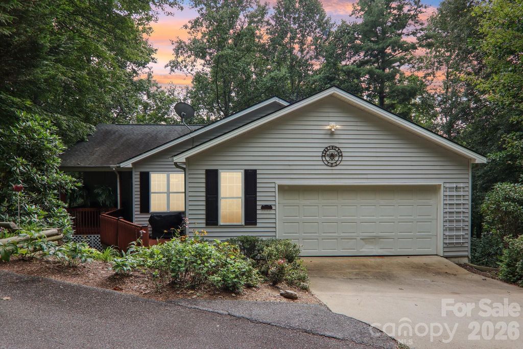 702 Cinnamon Way, Flat Rock, NC 28731