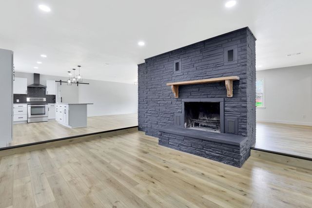 1181 N Pinecrest St, Wichita, KS 67208