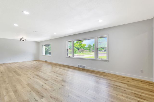 1181 N Pinecrest St, Wichita, KS 67208