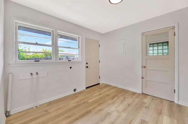 1181 N Pinecrest St, Wichita, KS 67208