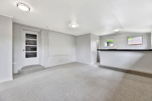 1181 N Pinecrest St, Wichita, KS 67208