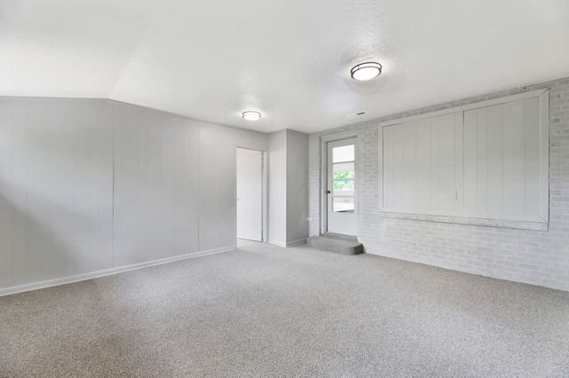 1181 N Pinecrest St, Wichita, KS 67208