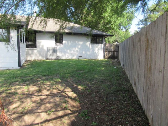 1181 N Pinecrest St, Wichita, KS 67208