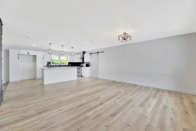 1181 N Pinecrest St, Wichita, KS 67208