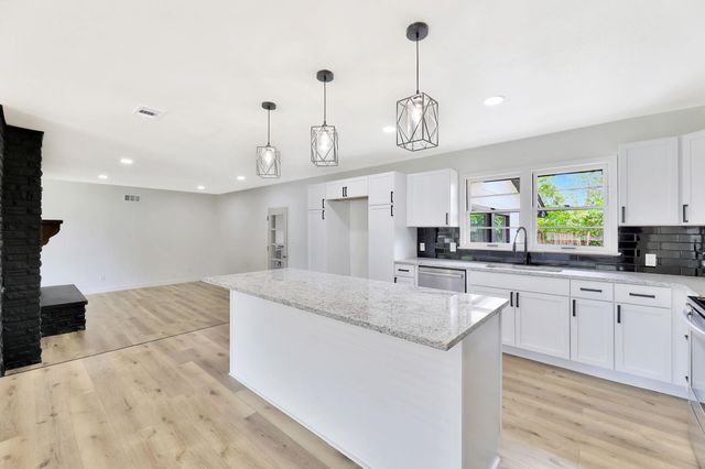 1181 N Pinecrest St, Wichita, KS 67208