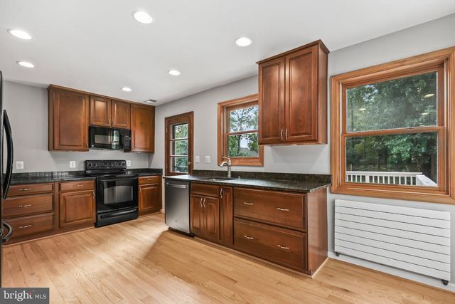 7609 BURNSIDE CT, Falls Church, VA 22043
