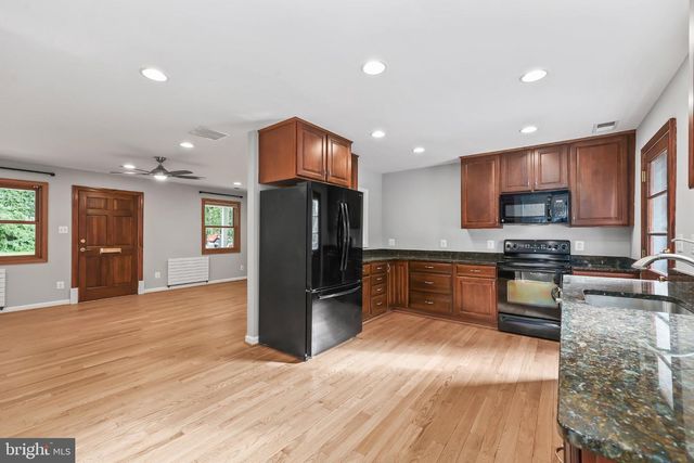 7609 BURNSIDE CT, Falls Church, VA 22043