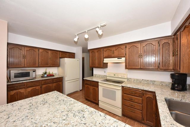 761 Crestwood DRIVE, Waukesha, WI 53188