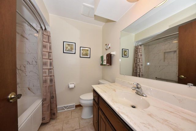 761 Crestwood DRIVE, Waukesha, WI 53188