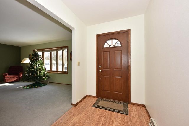 761 Crestwood DRIVE, Waukesha, WI 53188