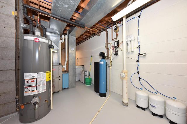 761 Crestwood DRIVE, Waukesha, WI 53188