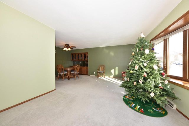 761 Crestwood DRIVE, Waukesha, WI 53188