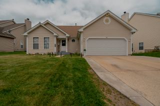 1052 CLOVER HILL Drive, Elgin, IL 60120