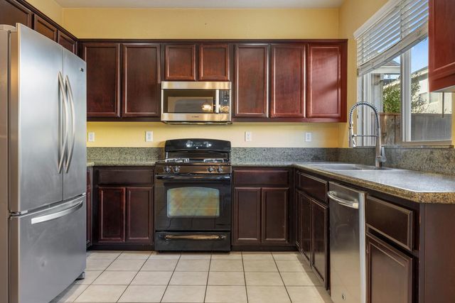 1447 Summerwind Ln, Manteca, CA 95337