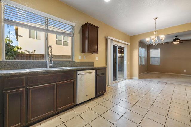 1447 Summerwind Ln, Manteca, CA 95337