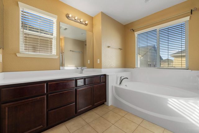 1447 Summerwind Ln, Manteca, CA 95337