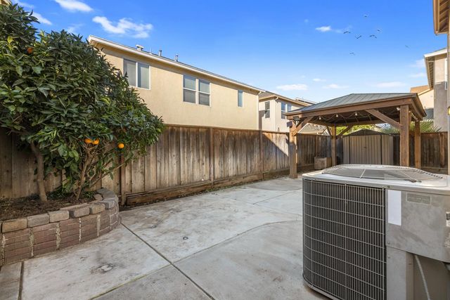 1447 Summerwind Ln, Manteca, CA 95337