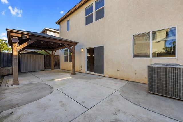 1447 Summerwind Ln, Manteca, CA 95337
