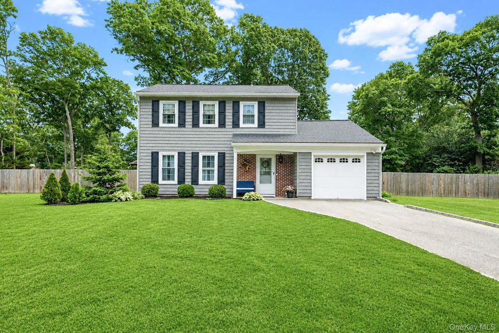 4 Green Terrace, Ridge, NY 11961