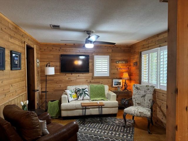 236 E Lakeshore Drive, Cherokee Village, AR 72525