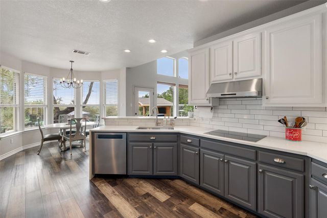 320 Heritage DR, Austin, TX 78737