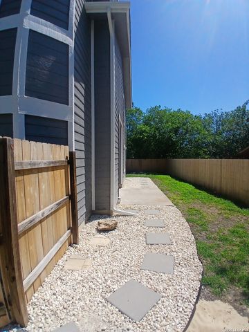 8416 FOREST RIDGE DR, San Antonio, TX 78239