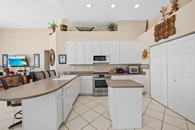 8027 N Savannah Circle, Davie, FL 33328
