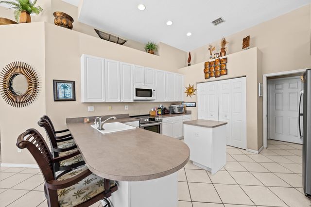 8027 N Savannah Circle, Davie, FL 33328