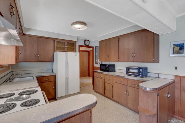 276 Woodlawn Avenue, Saint James, NY 11780