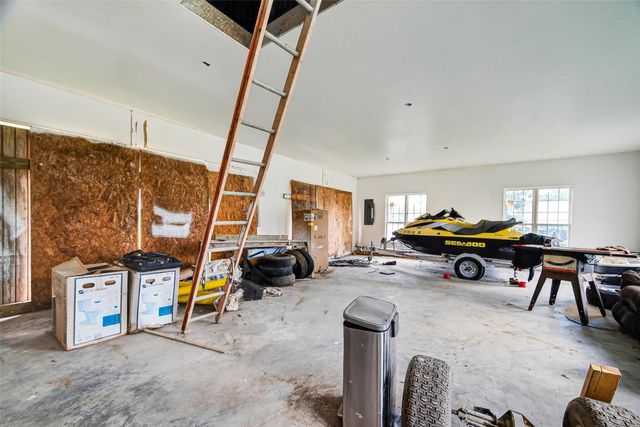 1013 Battlebell Road, Highlands, TX 77562