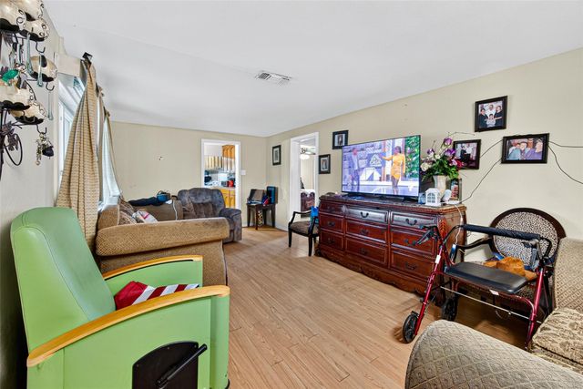 1013 Battlebell Road, Highlands, TX 77562