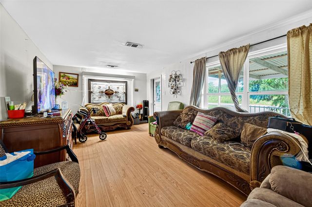 1013 Battlebell Road, Highlands, TX 77562