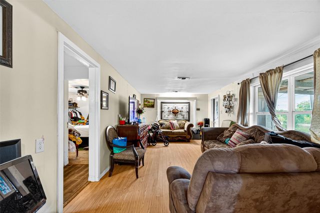 1013 Battlebell Road, Highlands, TX 77562