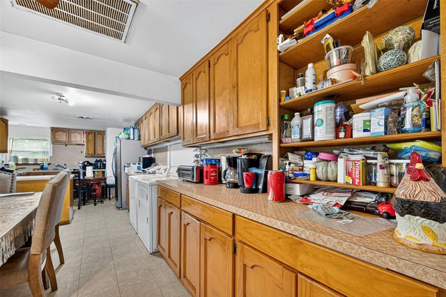 1013 Battlebell Road, Highlands, TX 77562