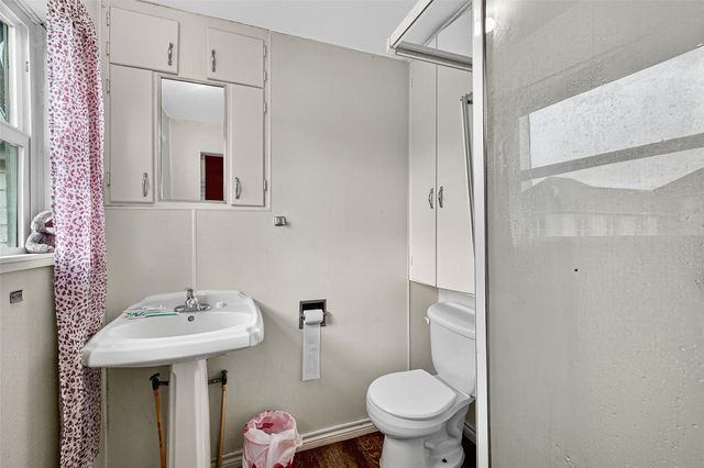 1013 Battlebell Road, Highlands, TX 77562