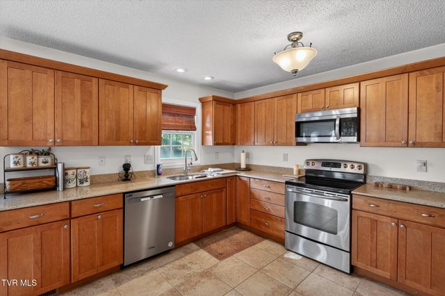 624 Glen Oaks Place, Gray, TN 37615