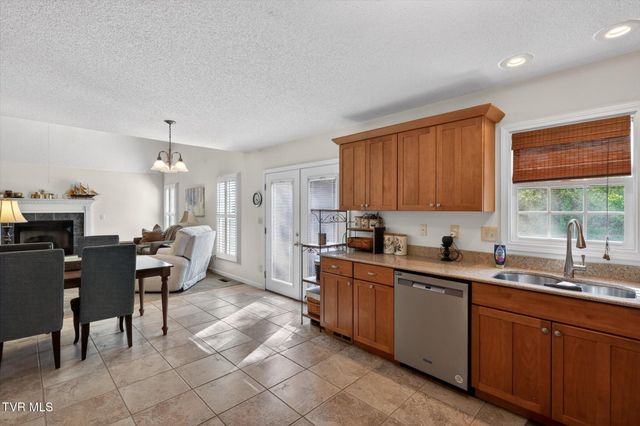 624 Glen Oaks Place, Gray, TN 37615