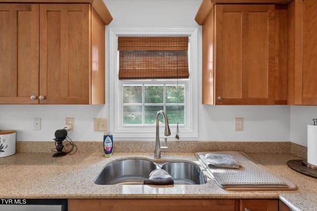624 Glen Oaks Place, Gray, TN 37615