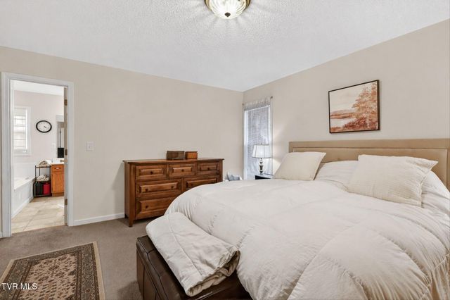 624 Glen Oaks Place, Gray, TN 37615