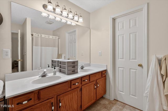 624 Glen Oaks Place, Gray, TN 37615