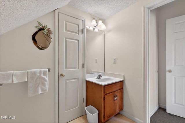 624 Glen Oaks Place, Gray, TN 37615