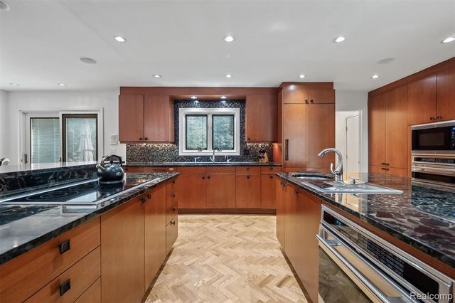 1900 Seminole Court, Bloomfield Hills, MI 48302