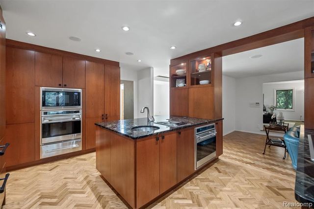 1900 Seminole Court, Bloomfield Hills, MI 48302