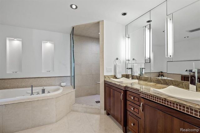 1900 Seminole Court, Bloomfield Hills, MI 48302