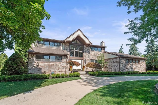 1900 Seminole Court, Bloomfield Hills, MI 48302