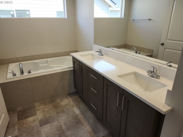 2941 Olympic St 28, Woodburn, OR 97071