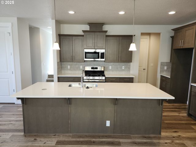 2941 Olympic St 28, Woodburn, OR 97071