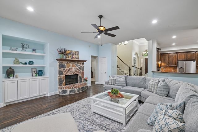 424 Water Bridge Drive, Lewisville, TX 75056