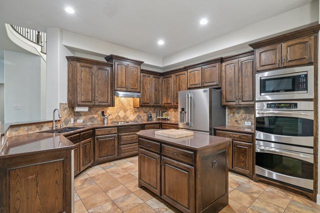 424 Water Bridge Drive, Lewisville, TX 75056